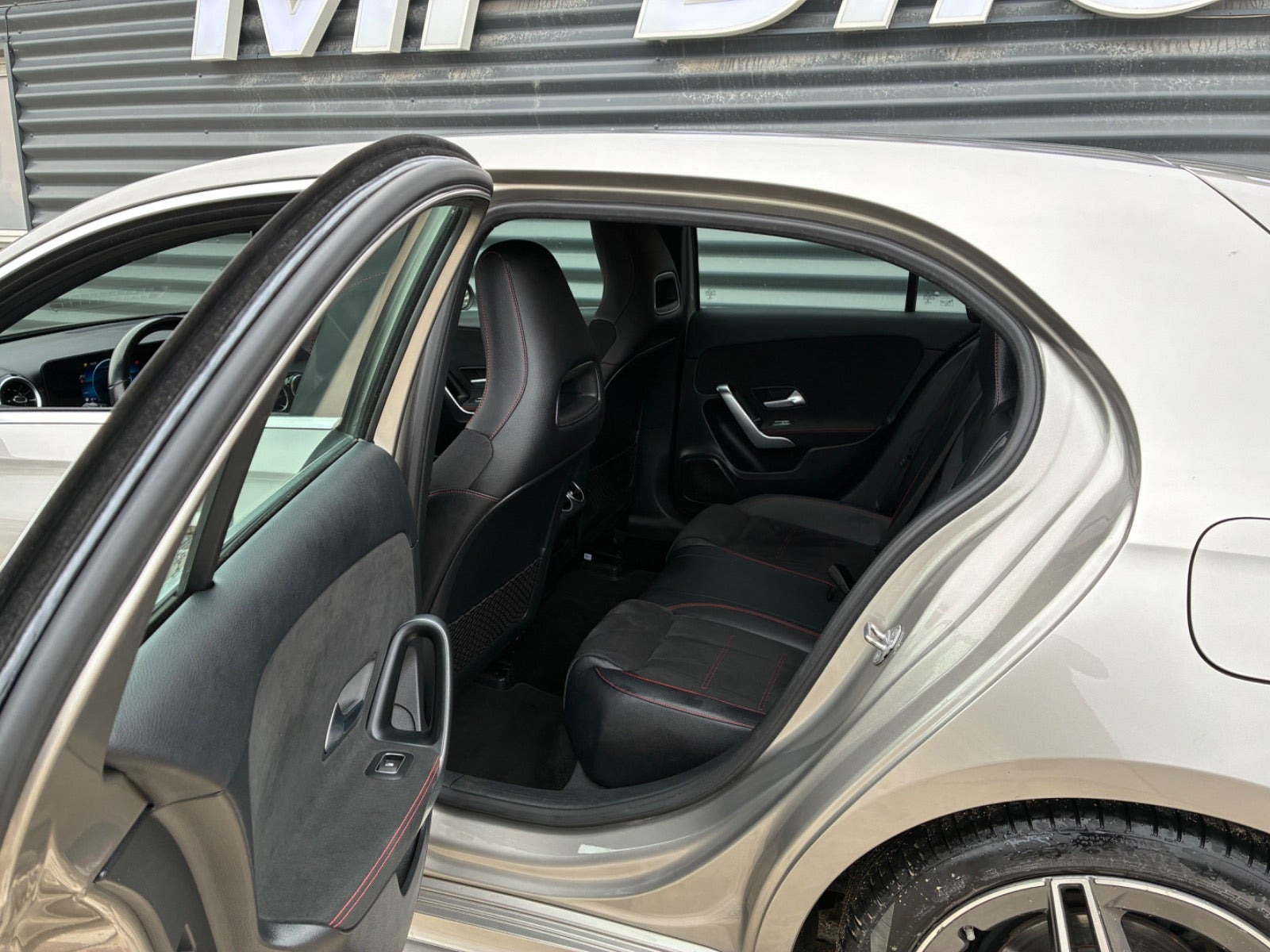 Grå Mercedes A200 d fra 2020