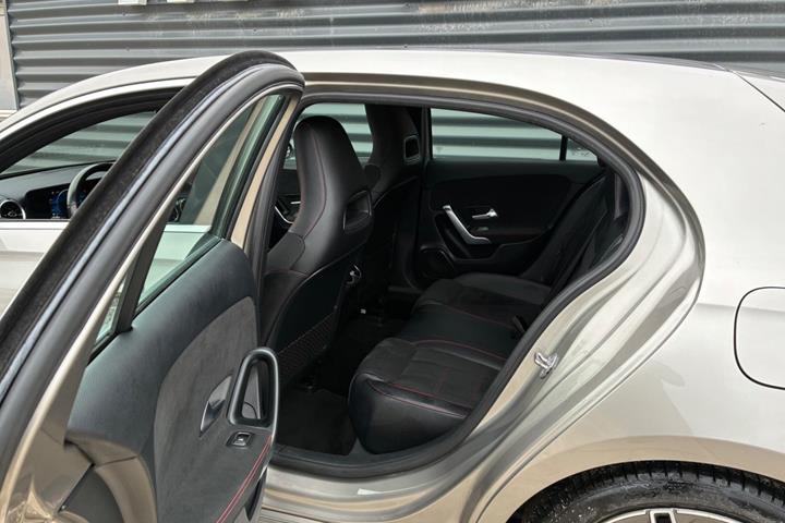 Grå Mercedes A200 d fra 2020