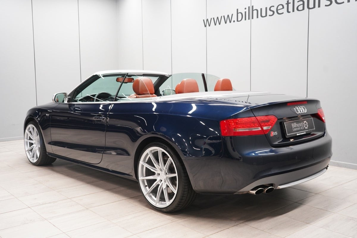 Blå Audi S5 fra 2011