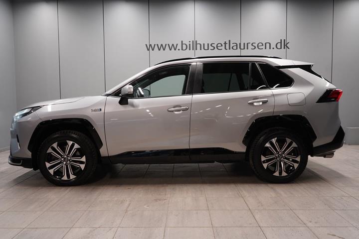Grå Toyota RAV4 fra 2022