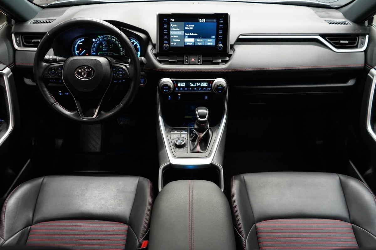 Grå Toyota RAV4 fra 2022