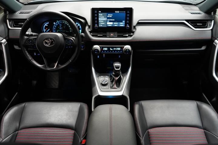 Grå Toyota RAV4 fra 2022