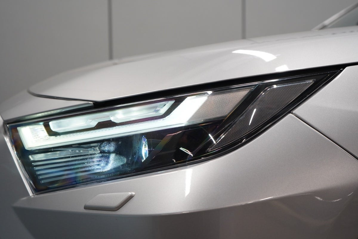 Grå Toyota RAV4 fra 2022