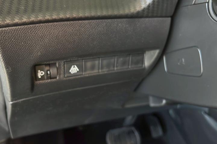 Hvid Peugeot e-2008 fra 2022