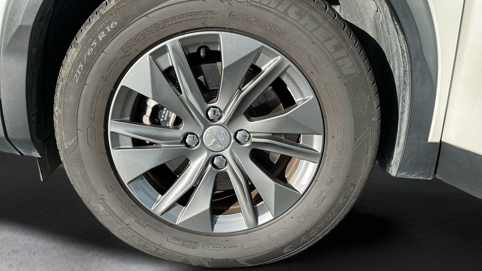 Hvid Peugeot e-2008 fra 2022