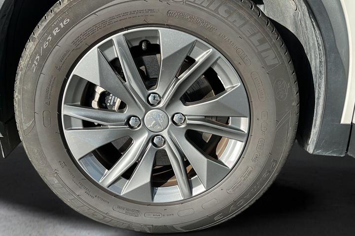 Hvid Peugeot e-2008 fra 2022