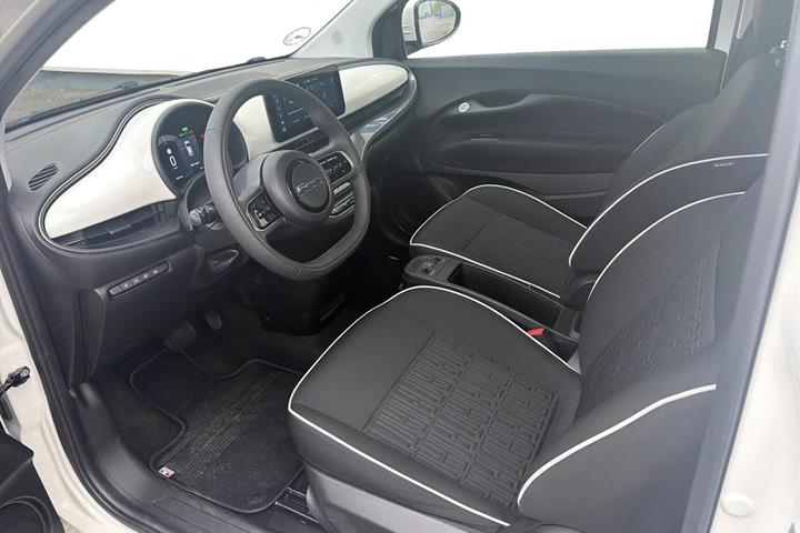 Hvid Fiat 500e fra 2023