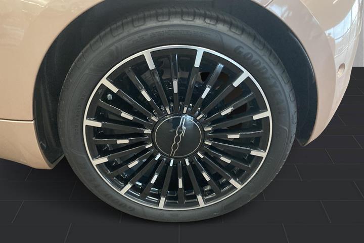 Grå Fiat 500e fra 2023