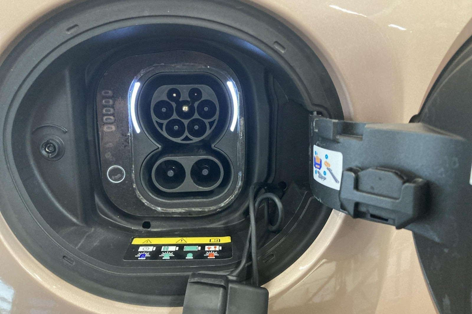 Grå Fiat 500e fra 2023