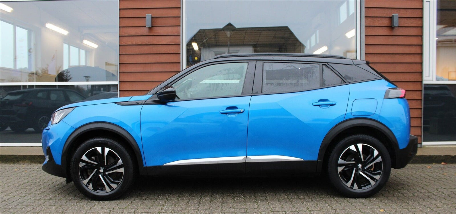 Blå Peugeot e-2008 fra 2020