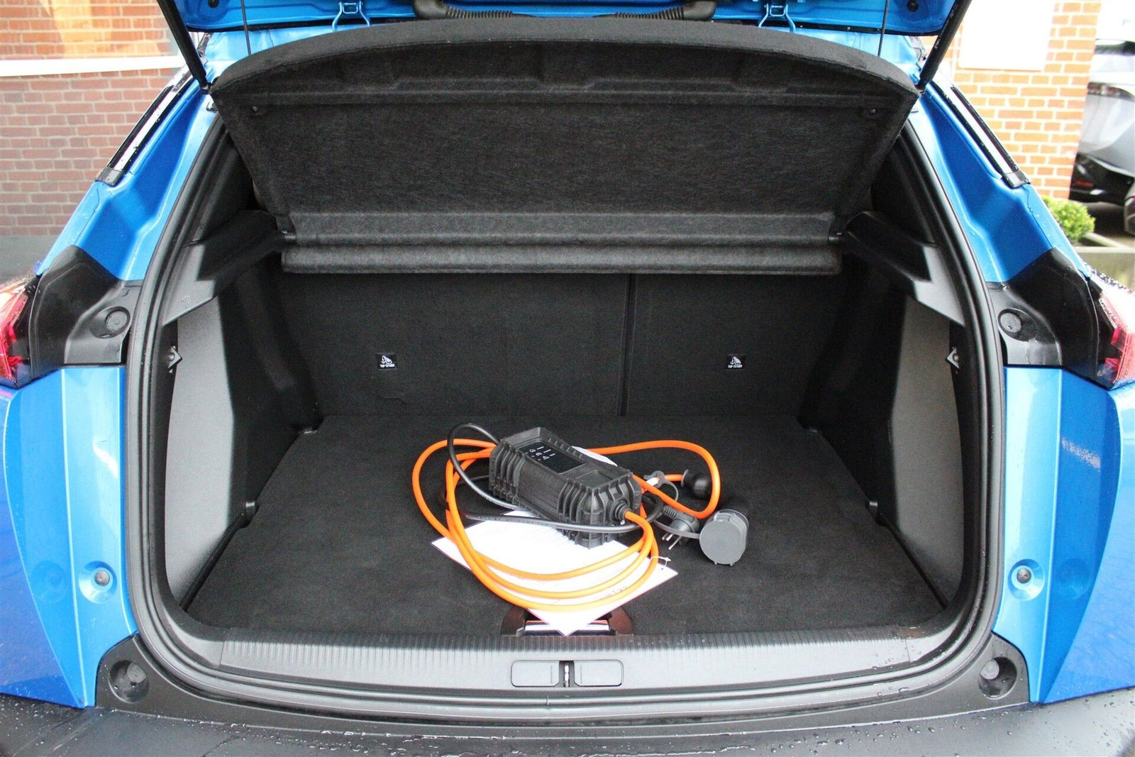 Blå Peugeot e-2008 fra 2020