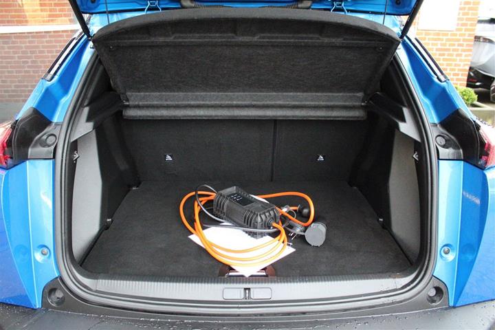 Blå Peugeot e-2008 fra 2020