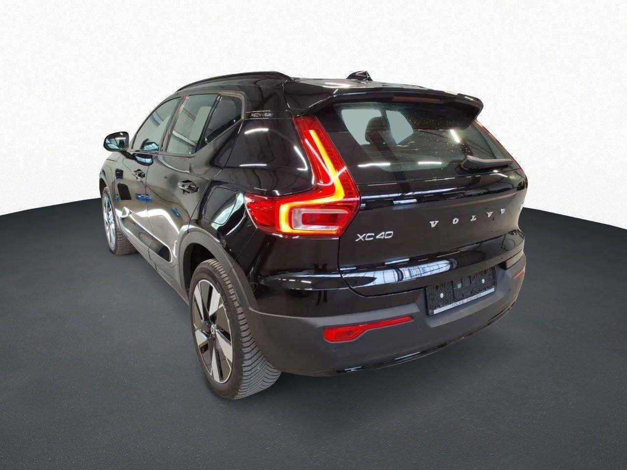 Sort Volvo XC40 fra 2024