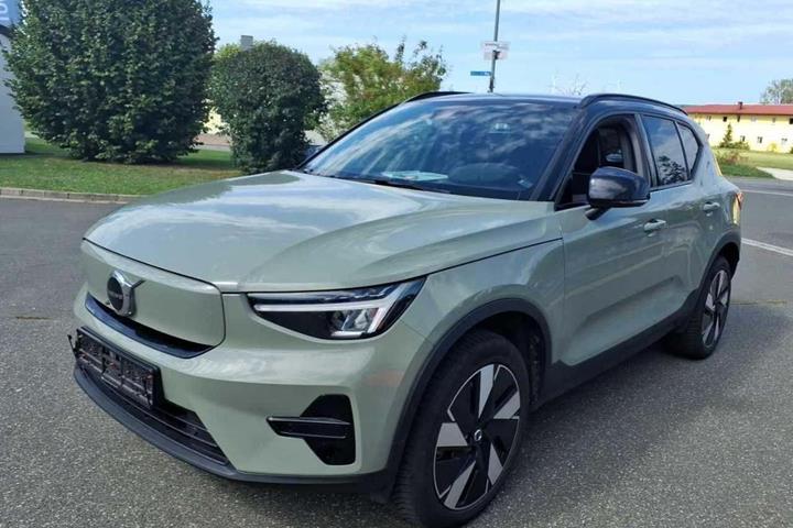 Grøn Volvo XC40 fra 2024