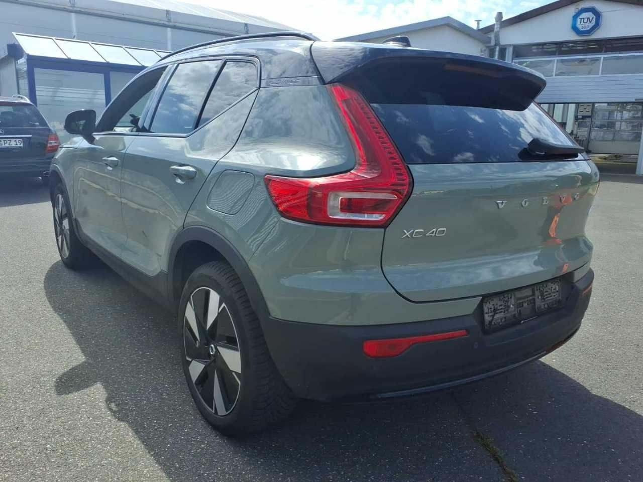 Grøn Volvo XC40 fra 2024
