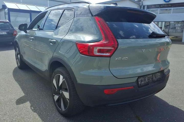 Grøn Volvo XC40 fra 2024