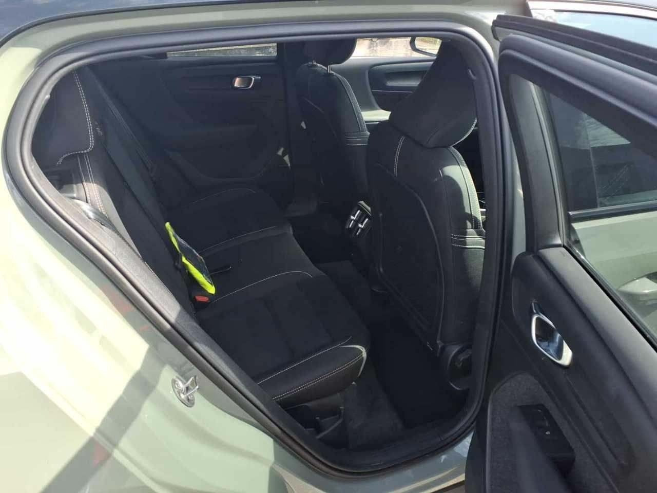 Grøn Volvo XC40 fra 2024