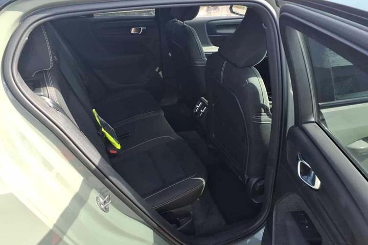 Grøn Volvo XC40 fra 2024