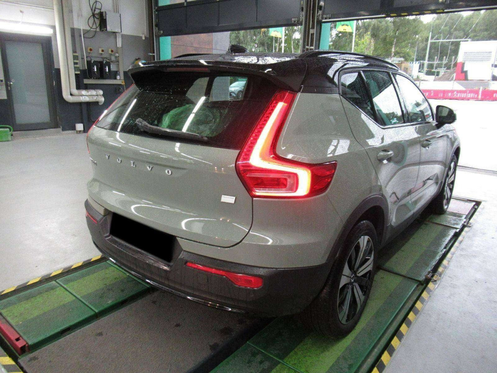 Grøn Volvo XC40 fra 2023