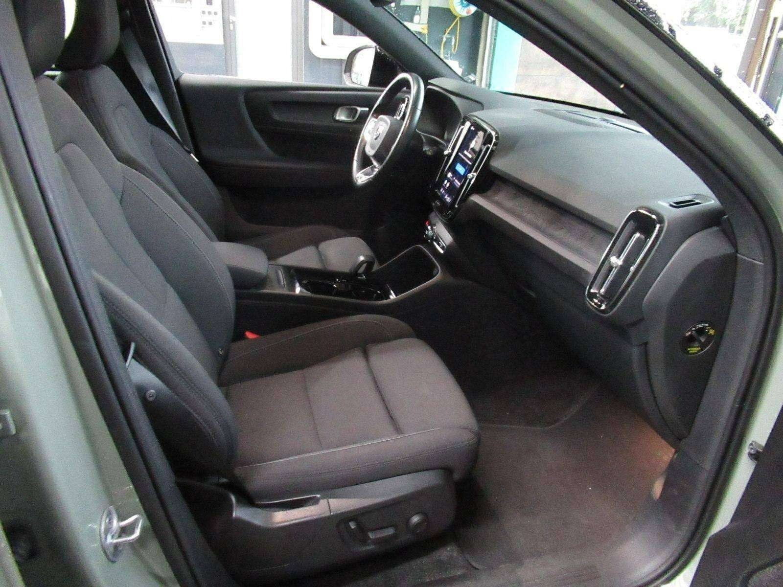 Grøn Volvo XC40 fra 2023