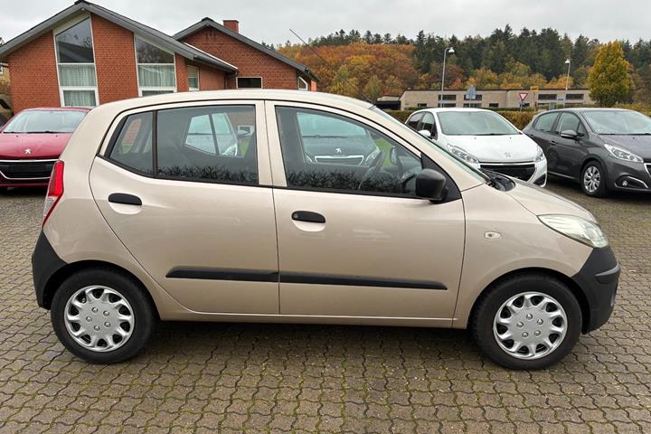 Beige Hyundai i10 fra 2008