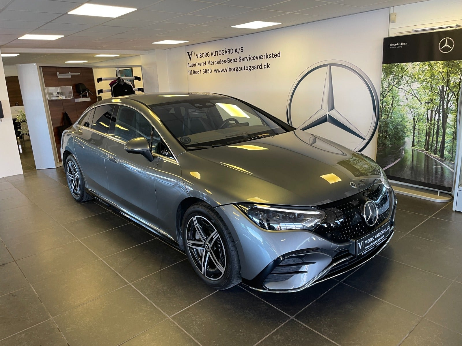 Grå Mercedes EQE350+ fra 2025