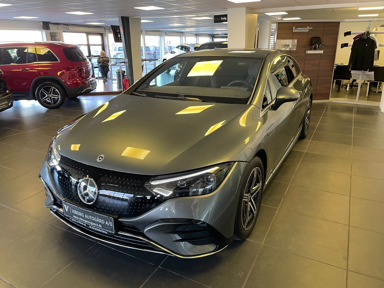 Grå Mercedes EQE350+ fra 2025