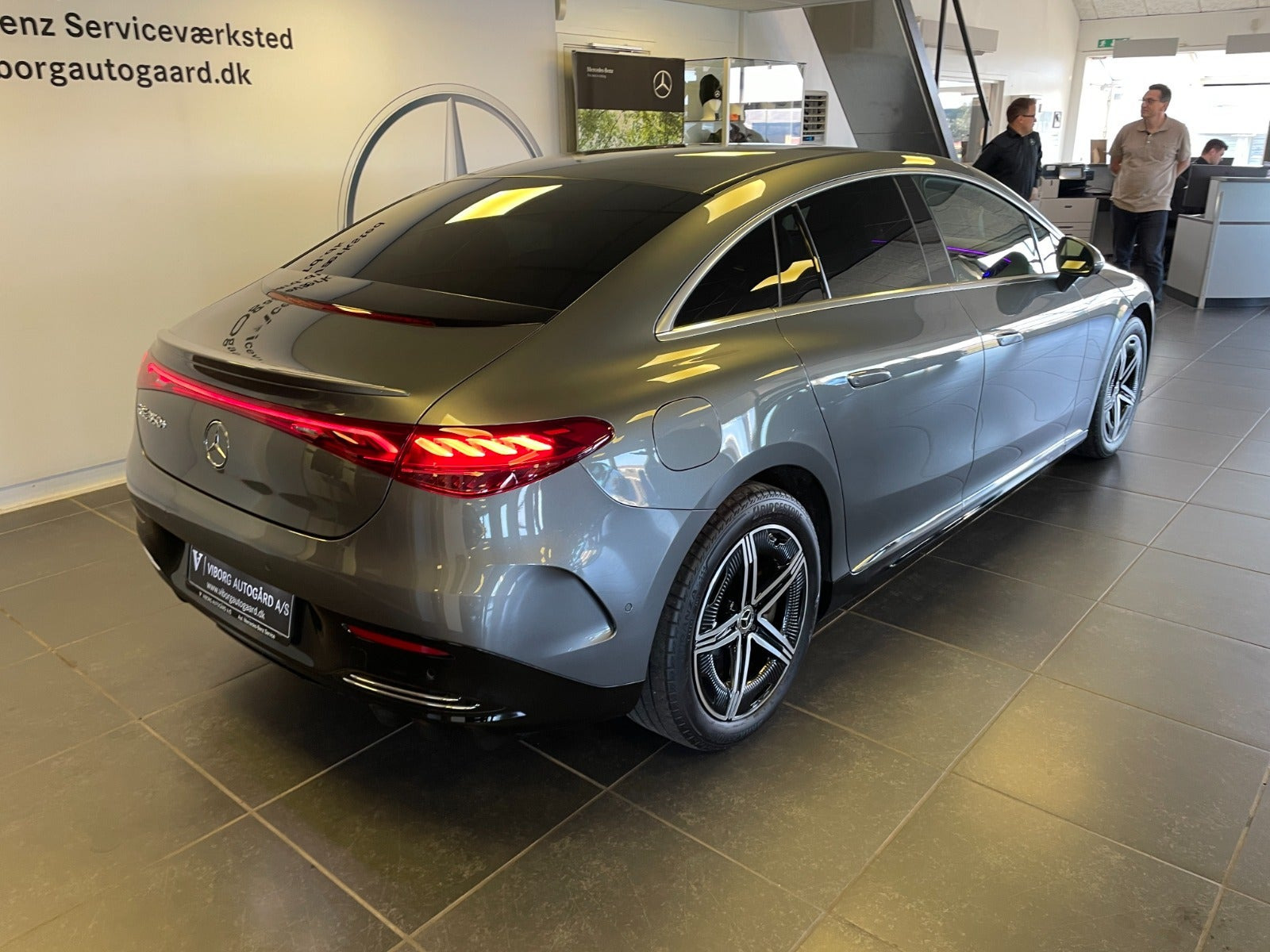 Grå Mercedes EQE350+ fra 2025