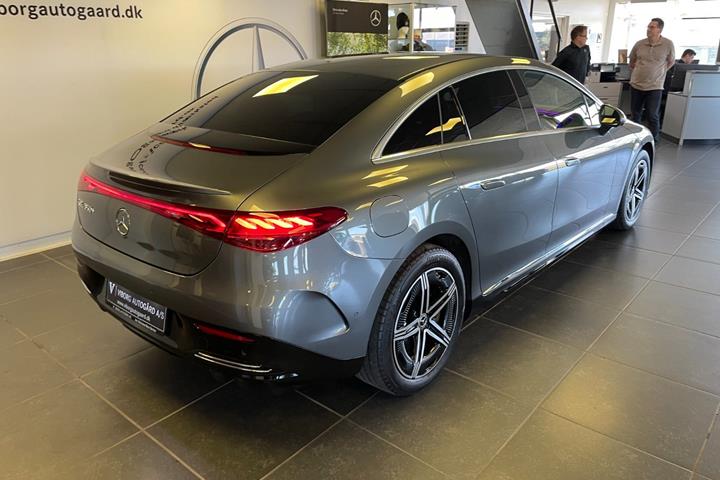 Grå Mercedes EQE350+ fra 2025
