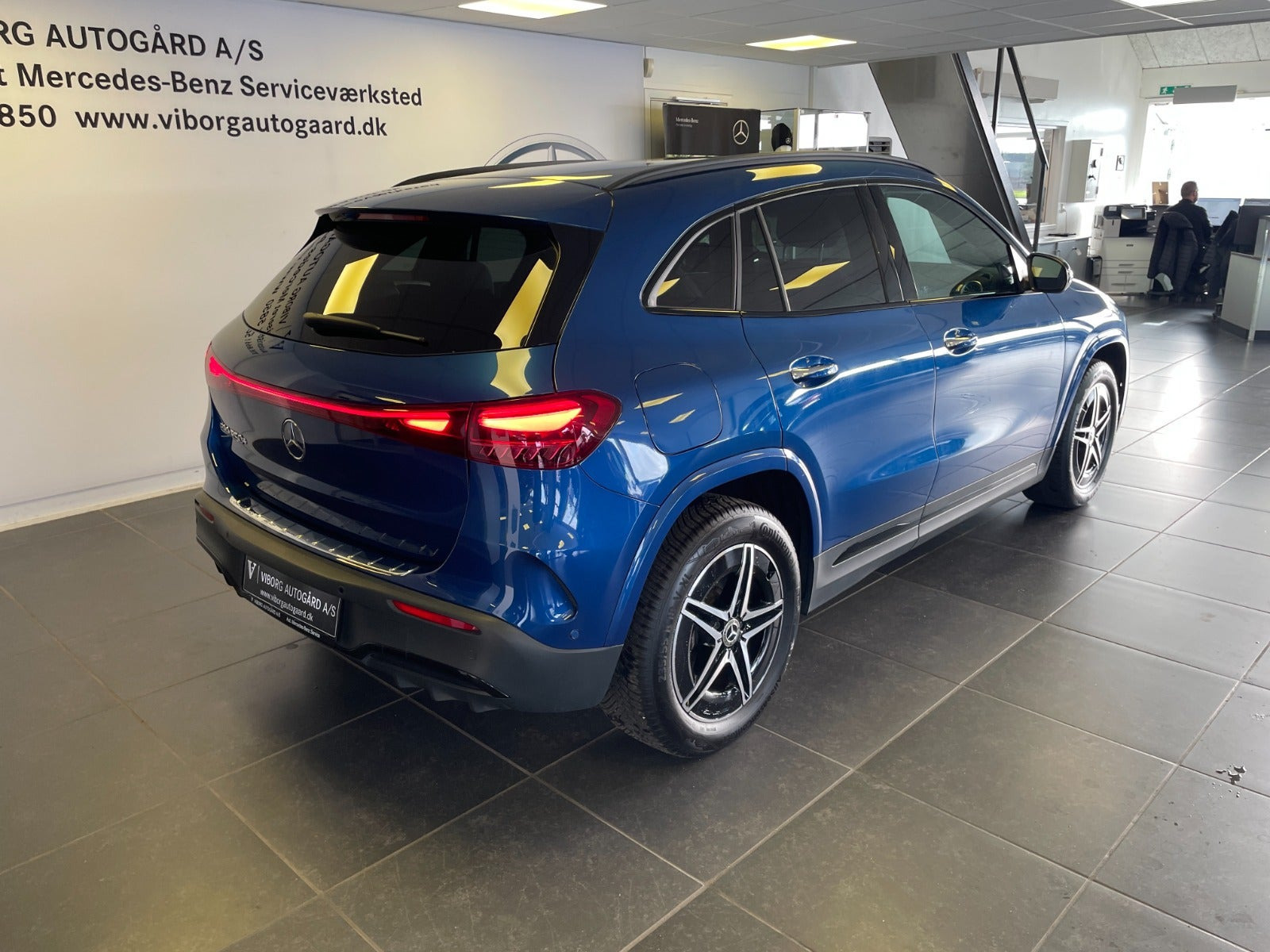 Blå Mercedes EQA250+ fra 2025