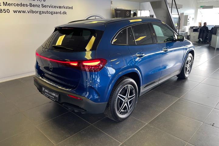 Blå Mercedes EQA250+ fra 2025