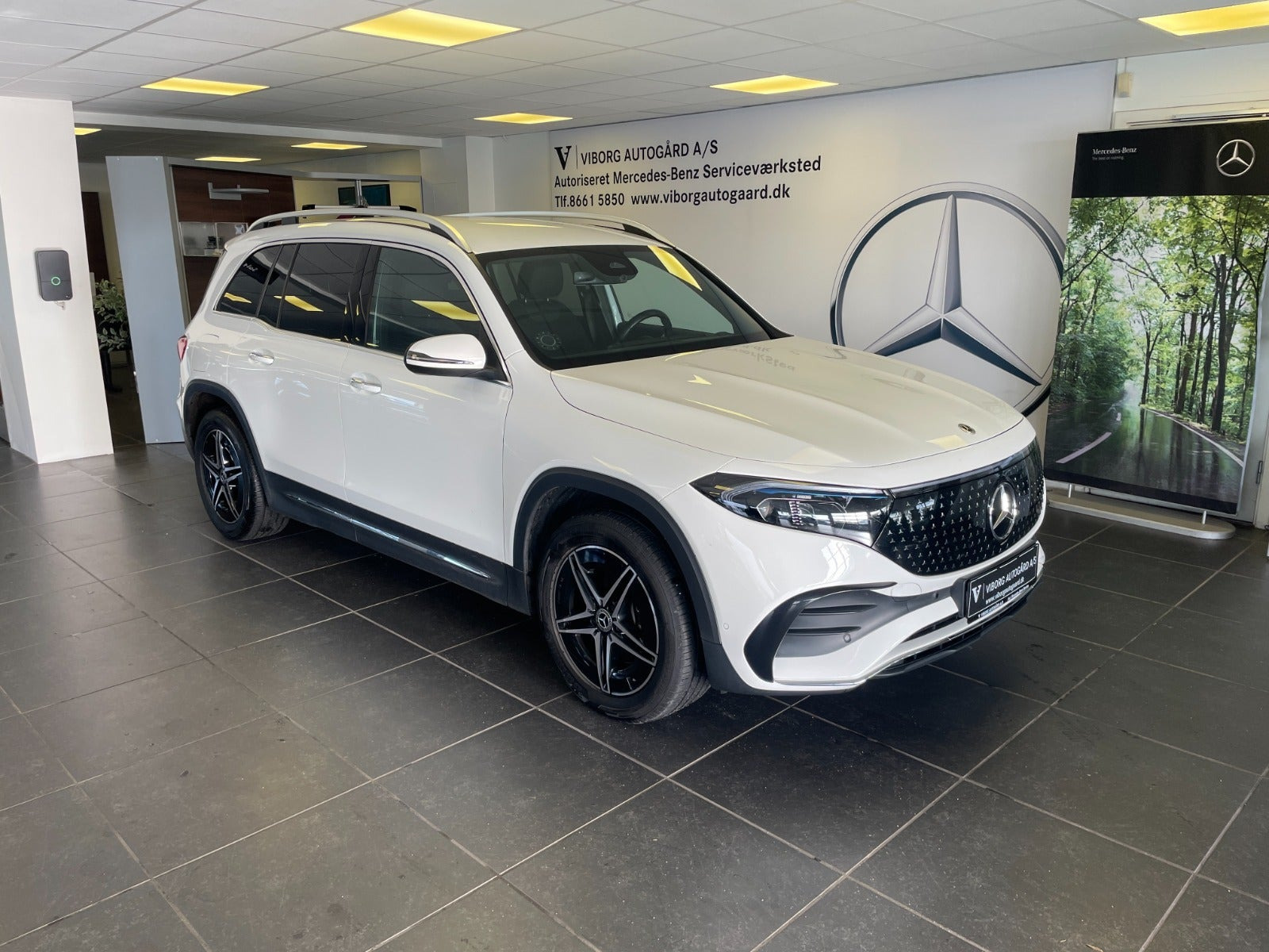 Hvid Mercedes EQB250+ fra 2024