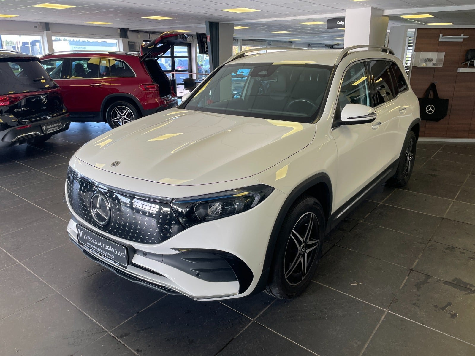 Hvid Mercedes EQB250+ fra 2024