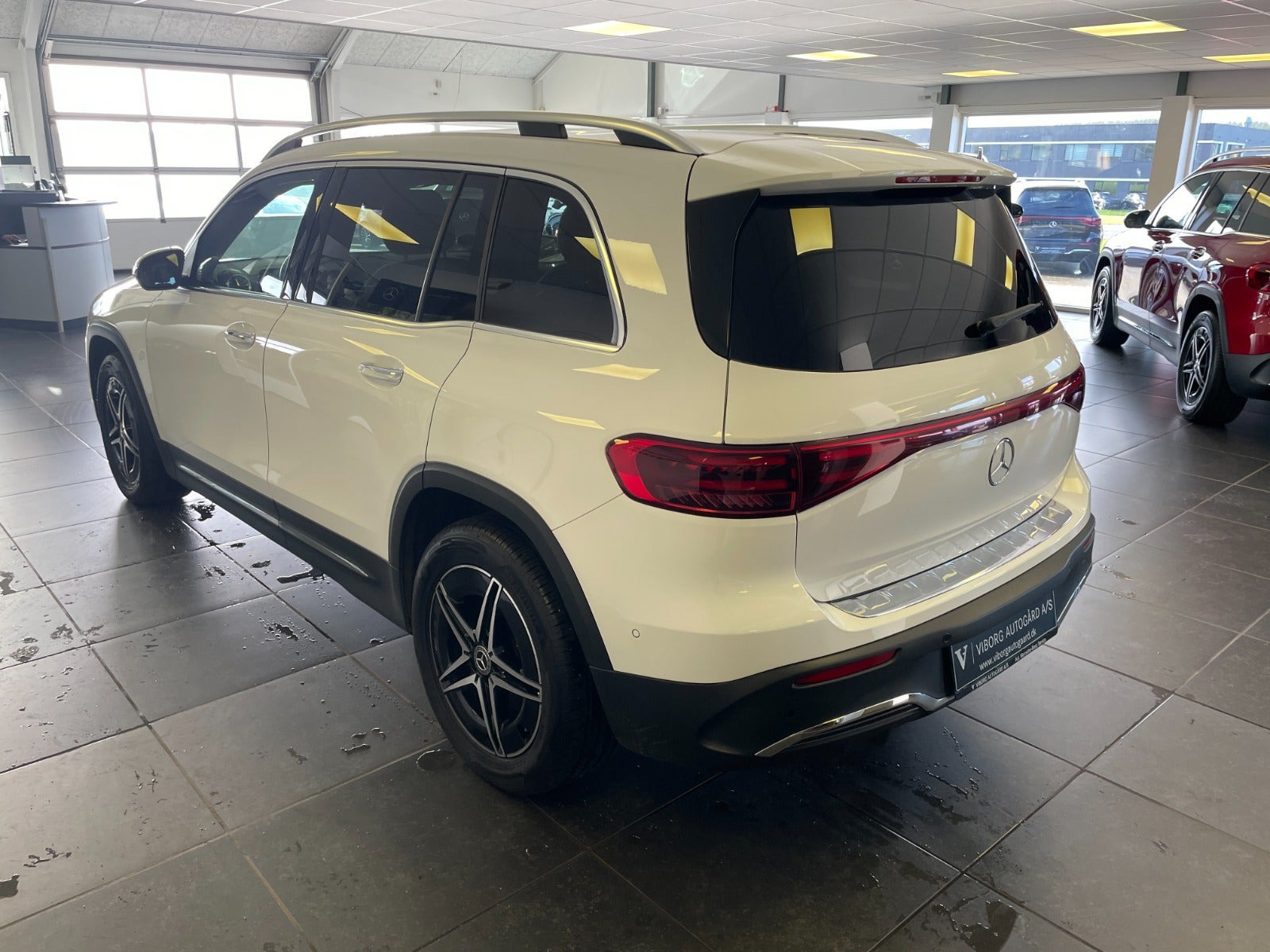 Hvid Mercedes EQB250+ fra 2024