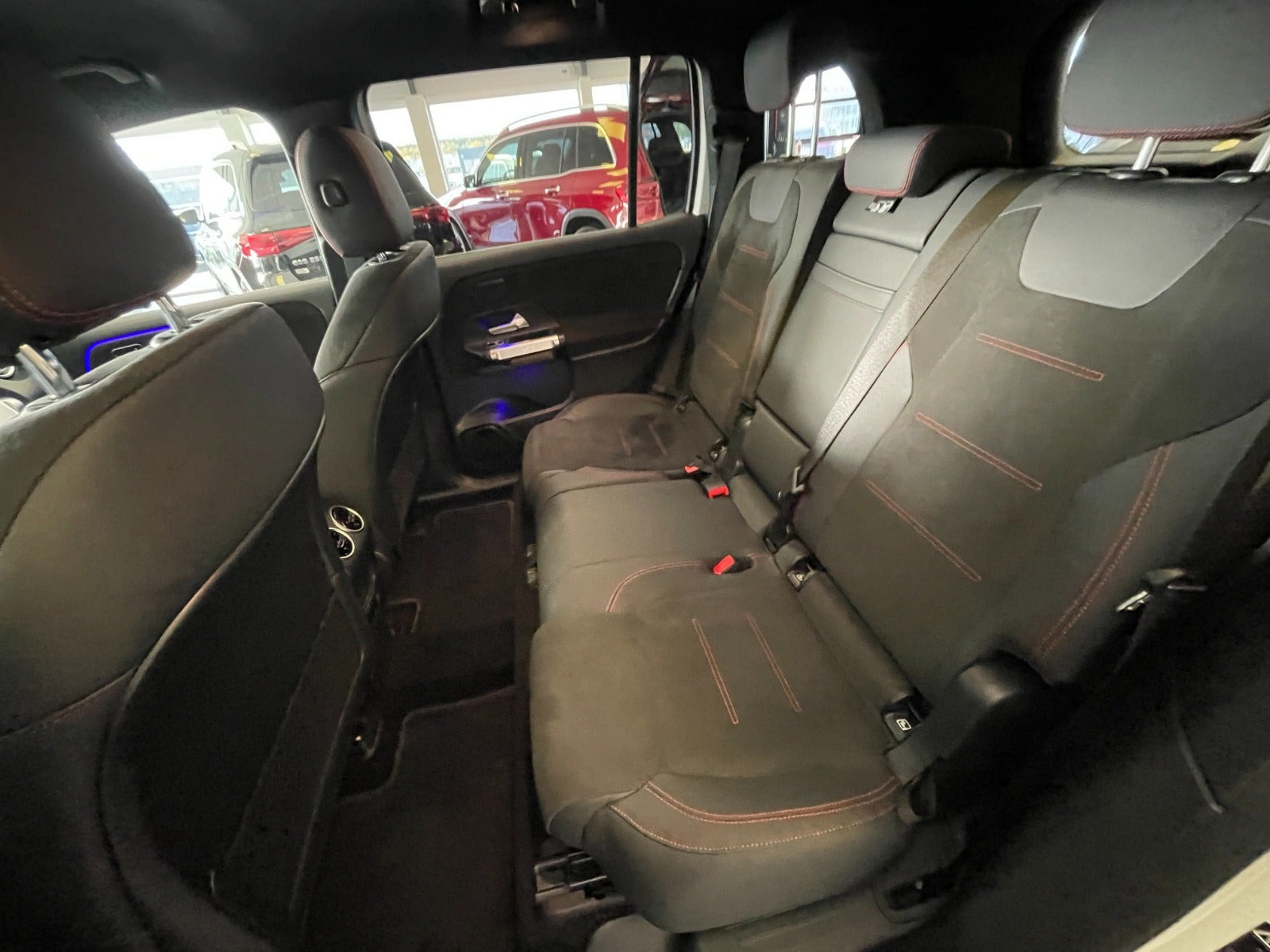 Hvid Mercedes EQB250+ fra 2024