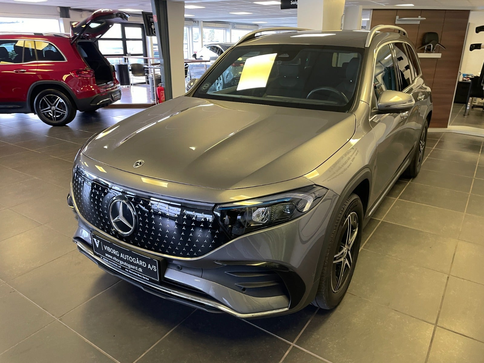Grå Mercedes EQB250+ fra 2026