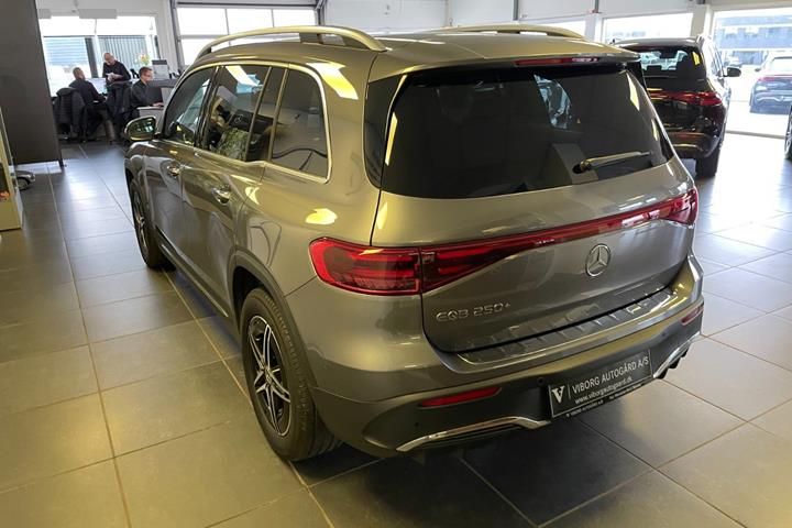 Grå Mercedes EQB250+ fra 2026