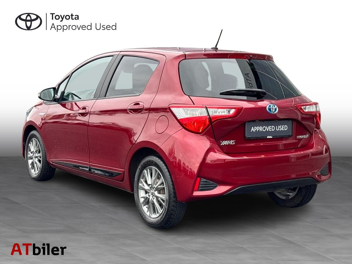 Rød Toyota Yaris fra 2018