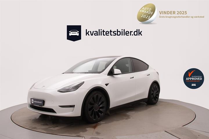 Hvid Tesla Model Y fra 2023