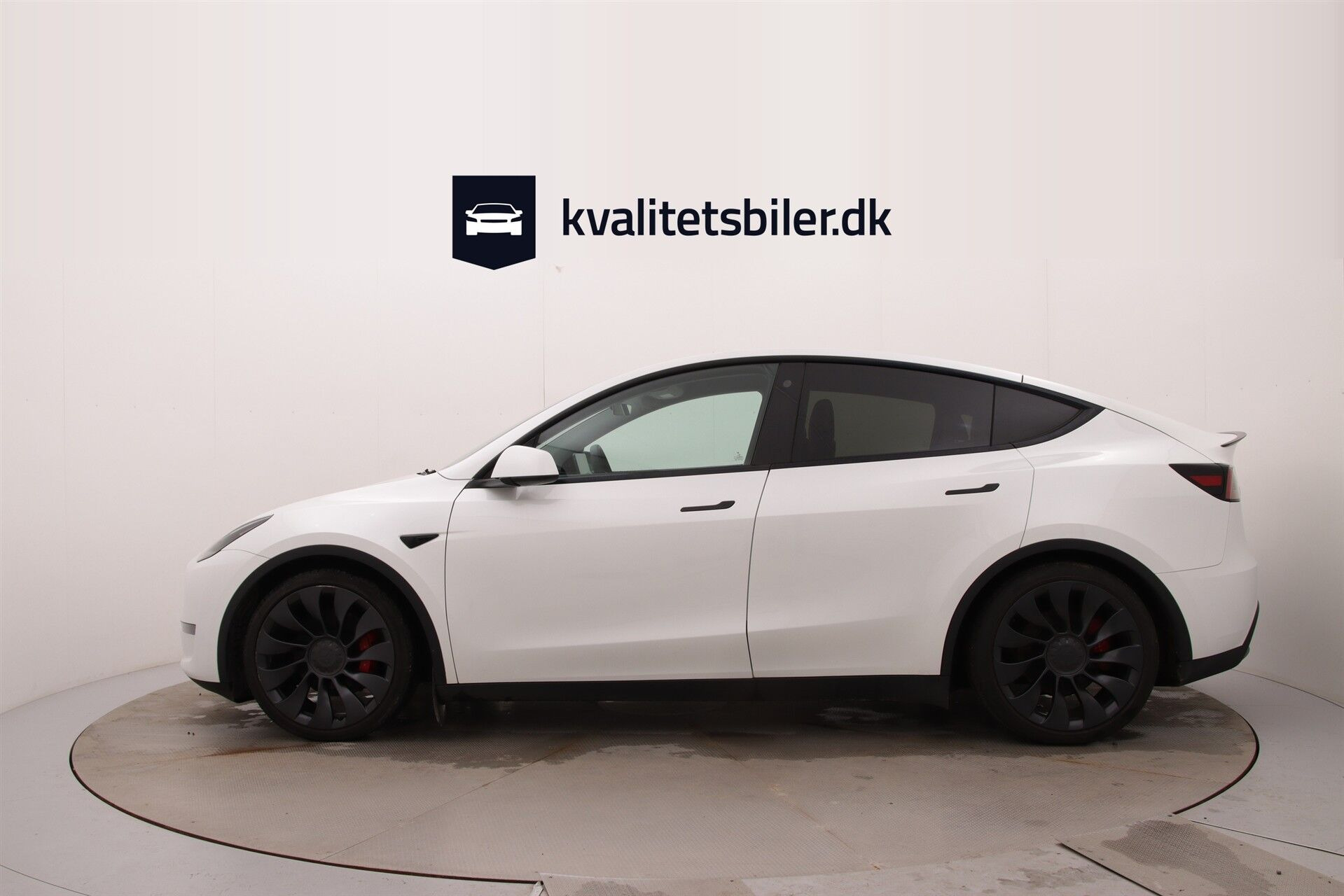 Hvid Tesla Model Y fra 2023