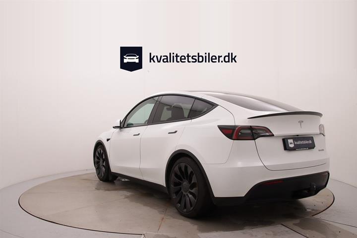 Hvid Tesla Model Y fra 2023