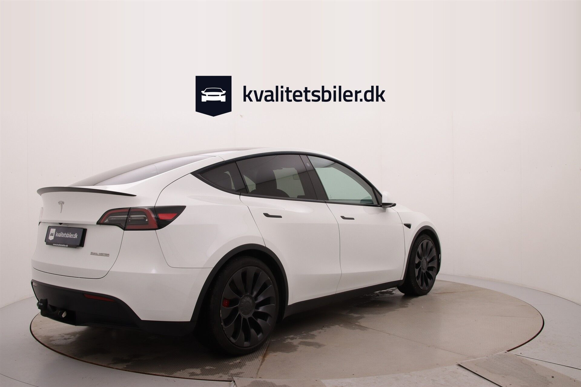 Hvid Tesla Model Y fra 2023