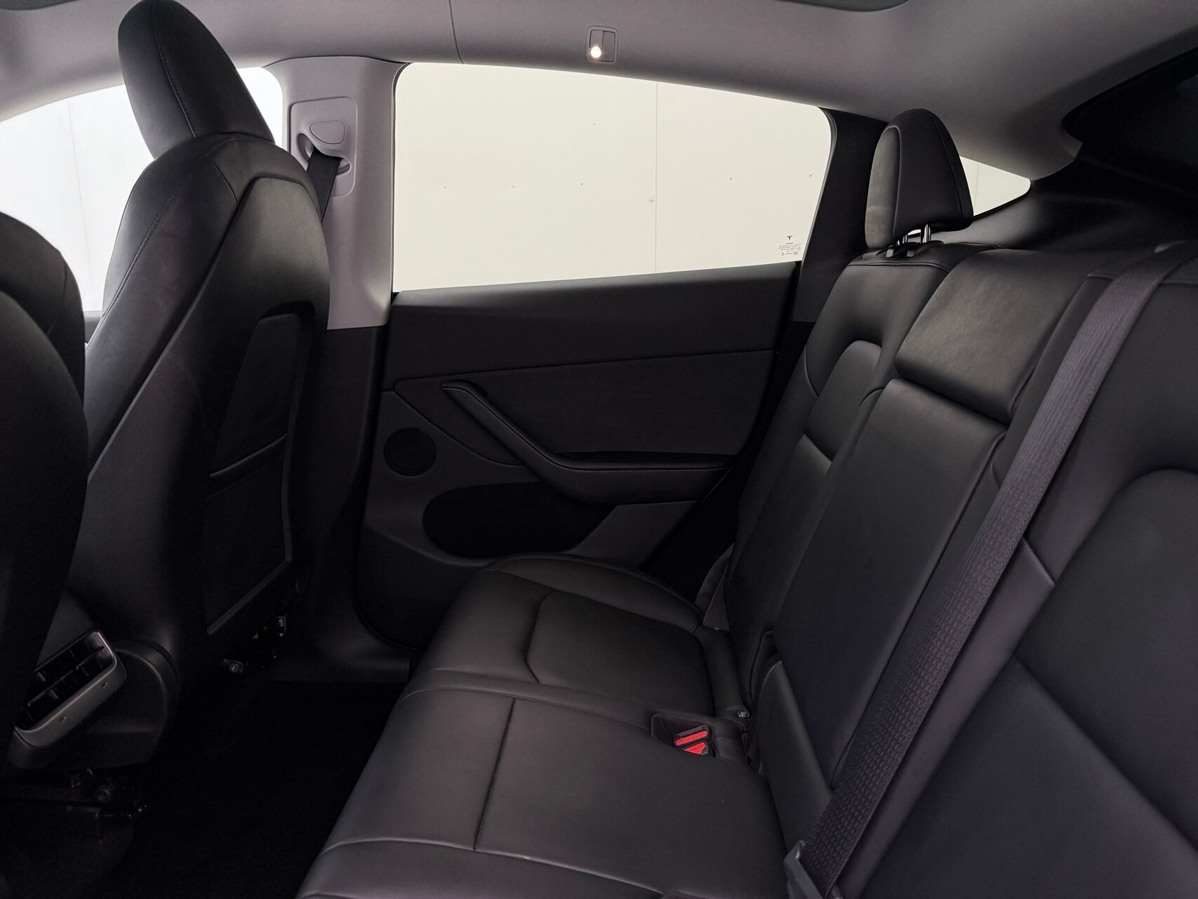Hvid Tesla Model Y fra 2023