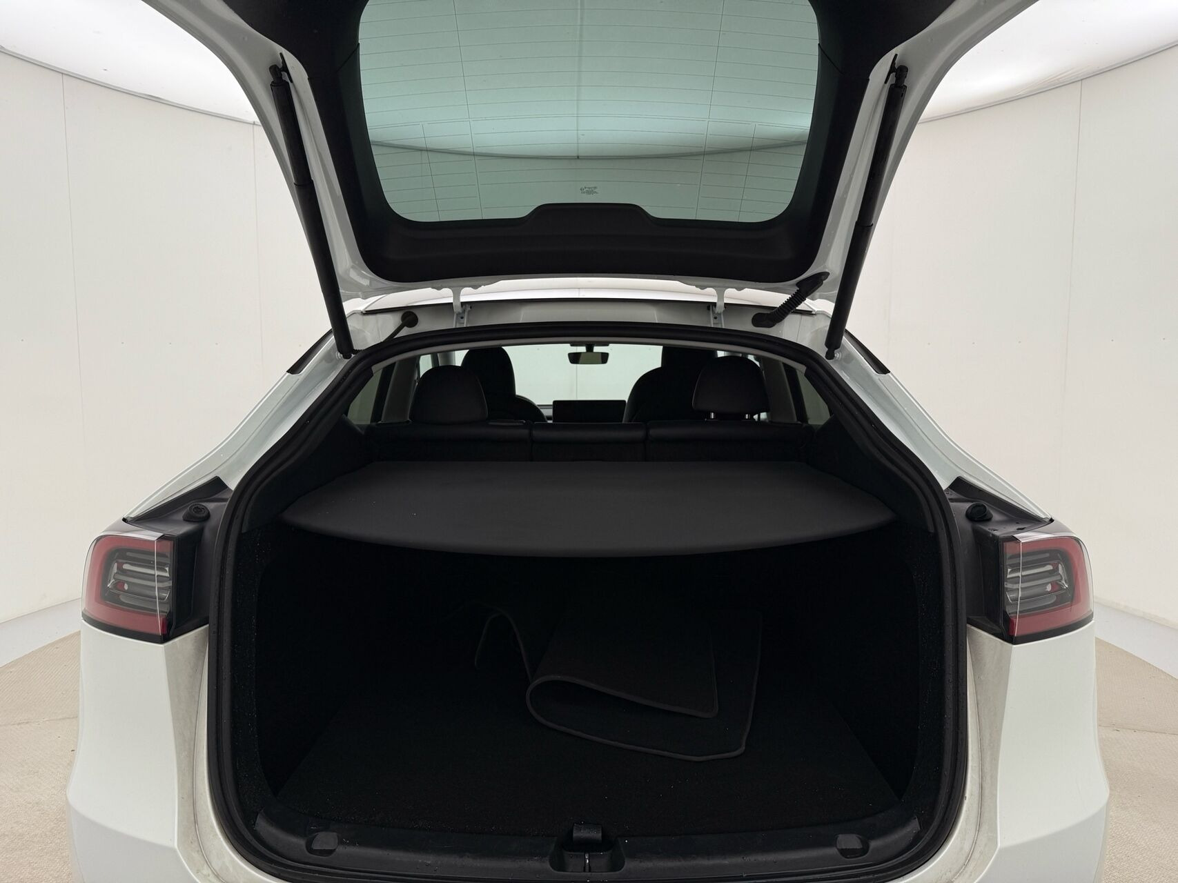 Hvid Tesla Model Y fra 2023