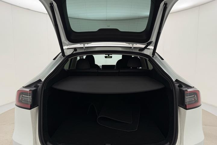 Hvid Tesla Model Y fra 2023