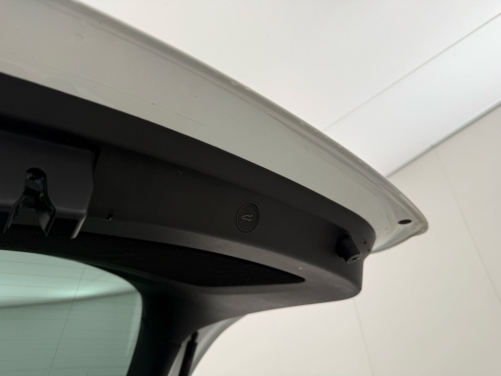 Hvid Tesla Model Y fra 2023