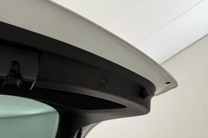 Hvid Tesla Model Y fra 2023