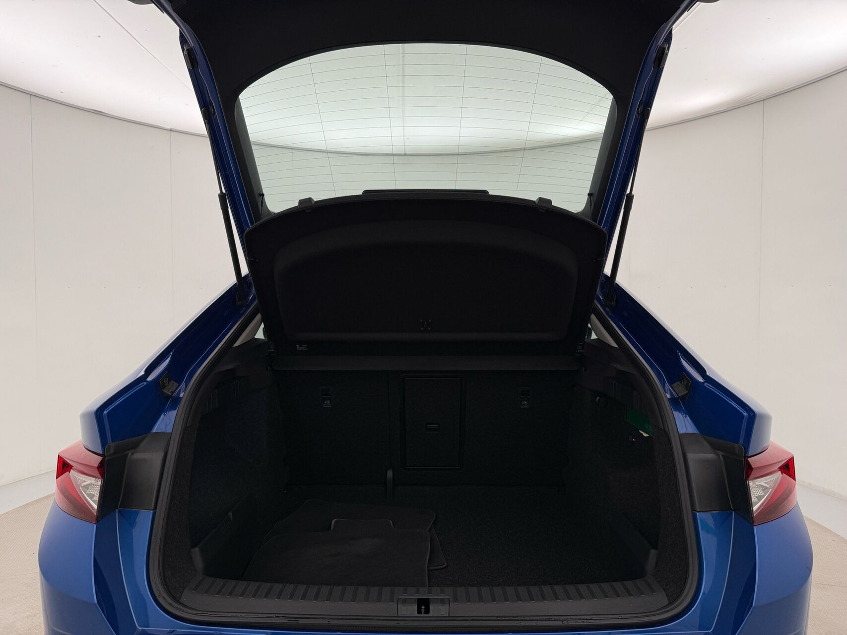 Blå Skoda Enyaq fra 2023