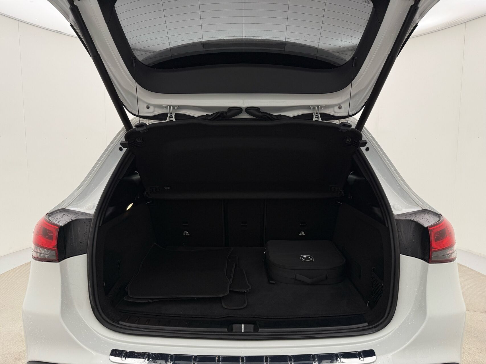 Hvid Mercedes EQA250+ fra 2023