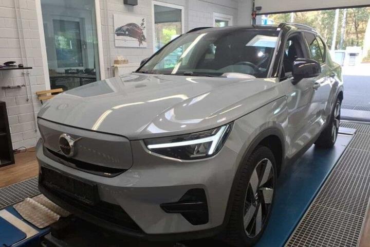 Grå Volvo XC40 fra 2024